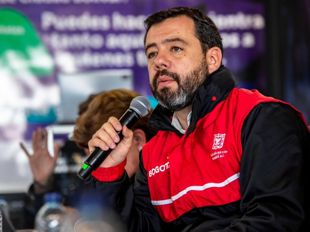 Alcalde Galán se recupera tras cirugía por apendicitis en Clínica del Country en Bogotá
