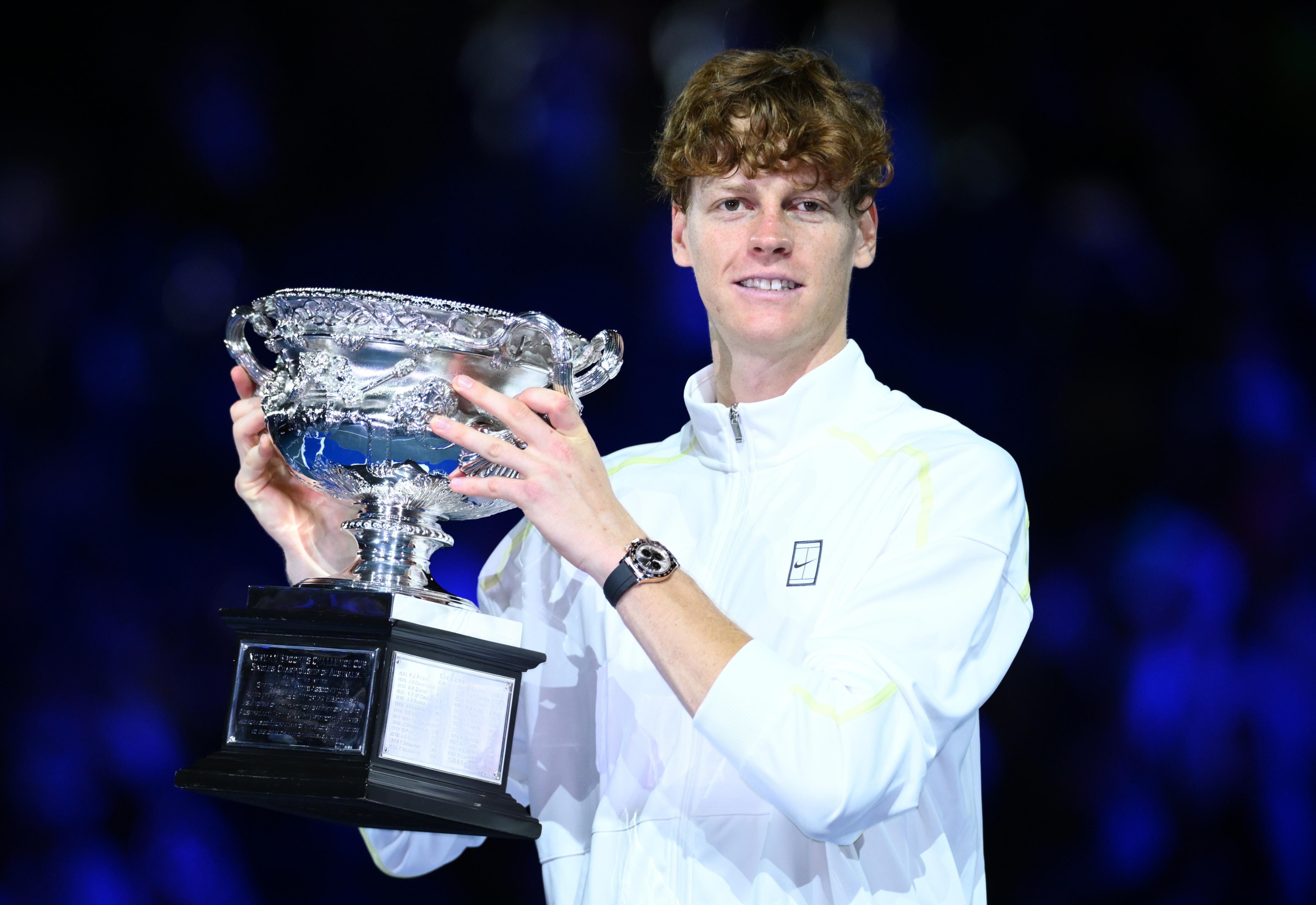 Melbourne (Australia), 26/01/2025.- Jannik Sinner of Italy poses with the Norman Brookes Challenge Cup trophy after winning the Men's Singles final match against Alexander Zverev of Germany at the Australian Open Grand Slam tennis tournament in Melbourne, Australia, 26 January 2025. (Tenis, Alemania, Italia) EFE/EPA/JOEL CARRETT AUSTRALIA AND NEW ZEALAND OUT