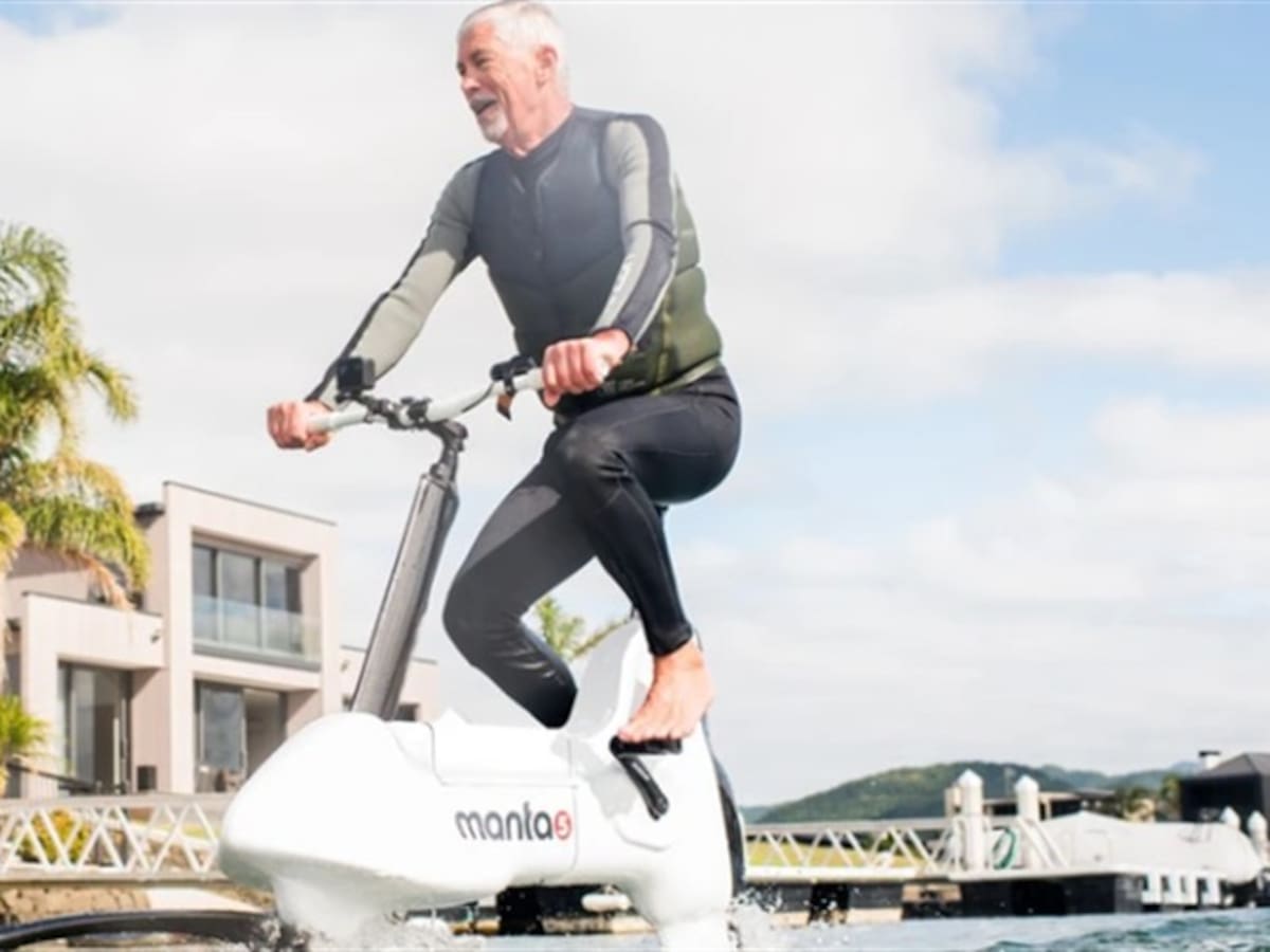 Así funciona la bicicleta acuática de Manta5, que próximamente llegará a América