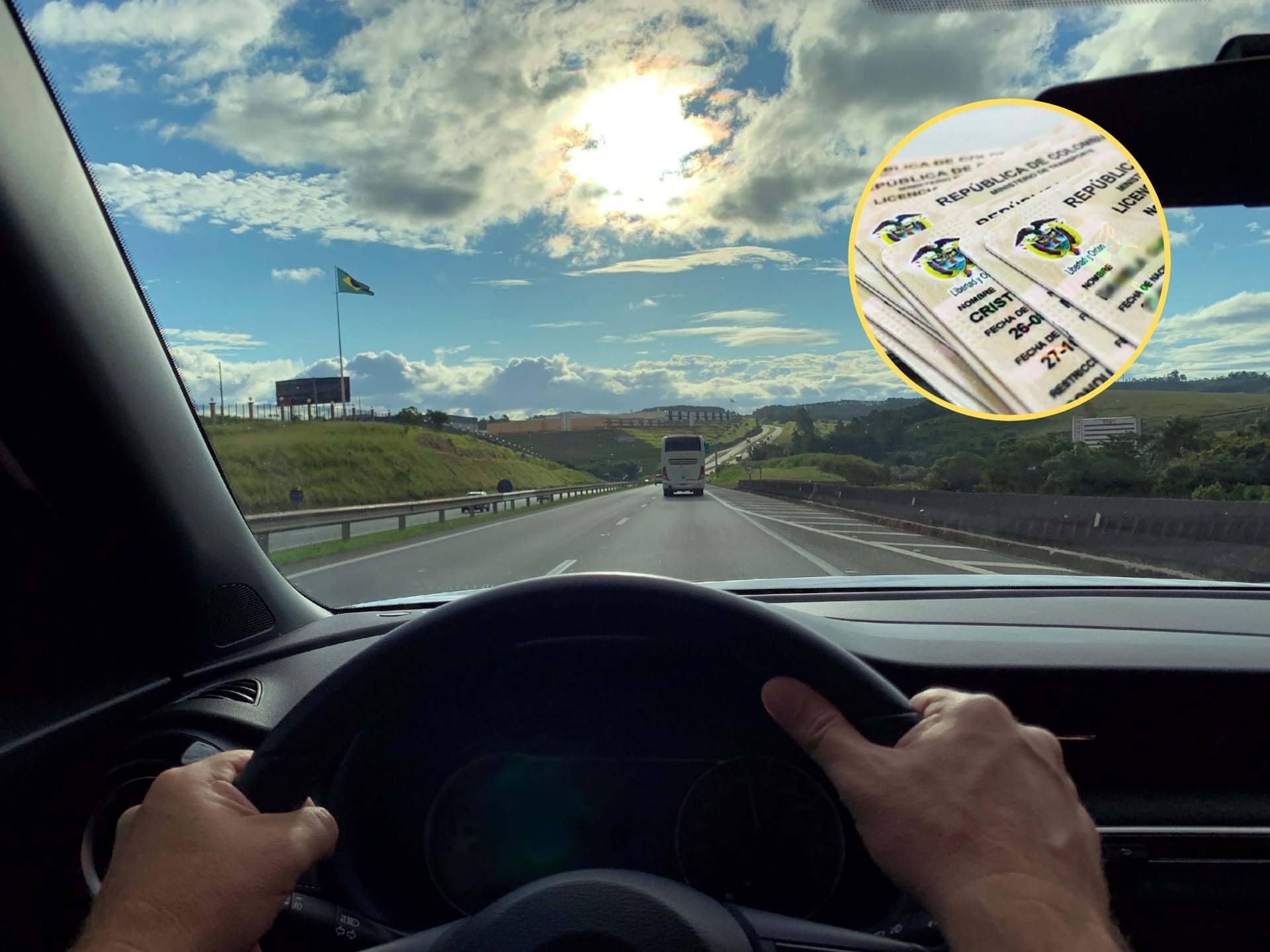Persona conduciendo un carro por las vías de Colombia. En el círculo, imagen de varias licencias de conducción / Fotos:GettyImages