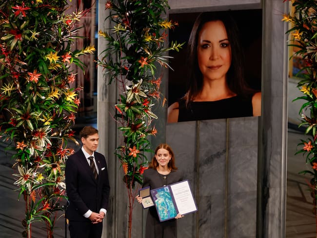 Hija de Maria Corina Machado recibe el Nobel de Paz en Oslo. Foto: Odd ANDERSEN / AFP)