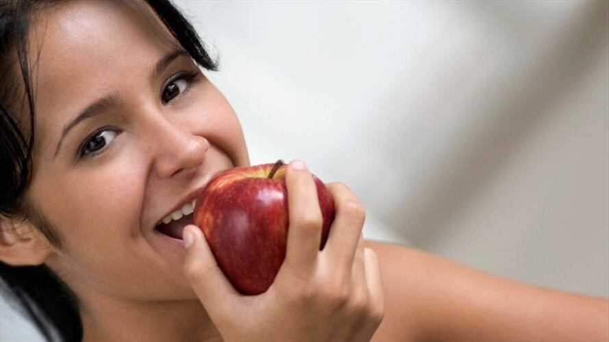 ¿Aun no es hora de almorzar o cenar? Una manzana te puede ayudar a calmar el hambre. Foto: Getty Images/iStock