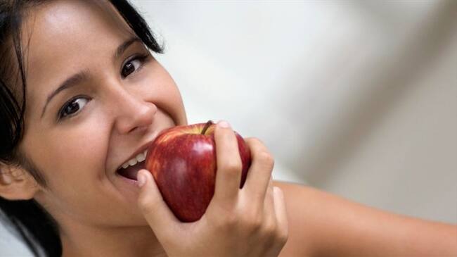 ¿Aun no es hora de almorzar o cenar? Una manzana te puede ayudar a calmar el hambre. Foto: Getty Images/iStock