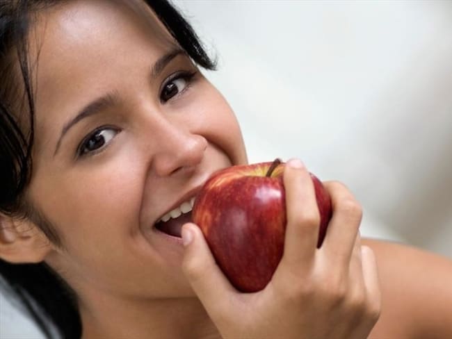 ¿Aun no es hora de almorzar o cenar? Una manzana te puede ayudar a calmar el hambre. Foto: Getty Images/iStock