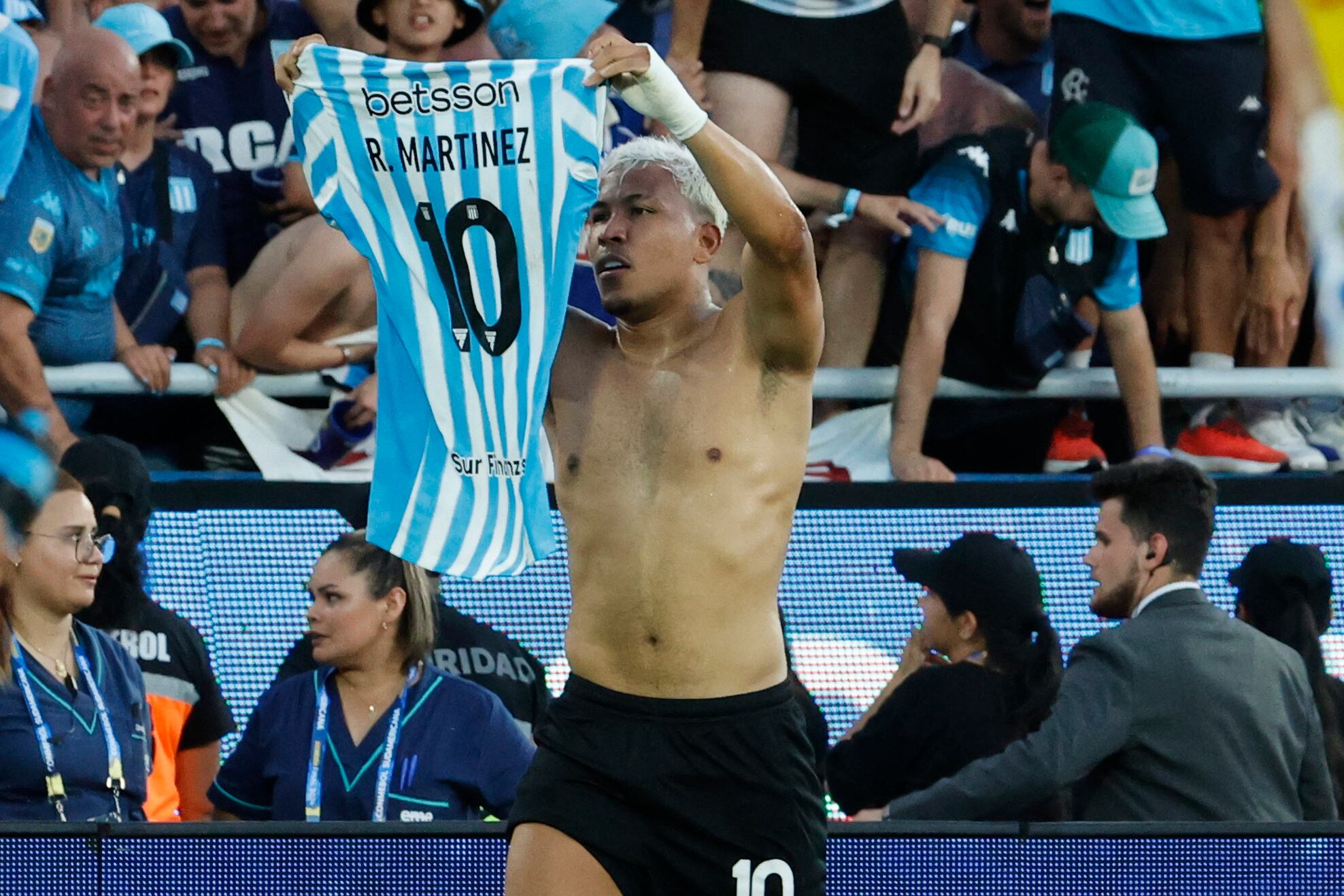 Roger Martínez de Racing celebra un gol este sábado, en la final de la Copa Sudamericana entre Racing y Cruzeiro en el estadio General Pablo Rojas en Asunción (Paraguay). EFE/ Mauricio Dueñas Castañeda. Foto: EFE.