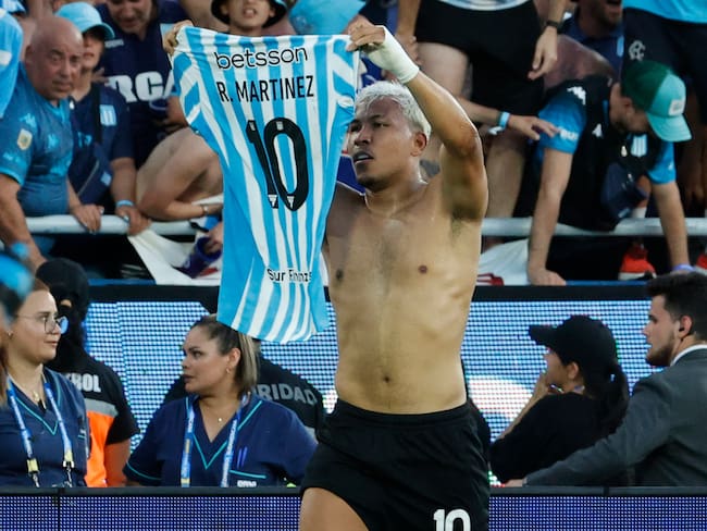 Roger Martínez de Racing celebra un gol este sábado, en la final de la Copa Sudamericana entre Racing y Cruzeiro en el estadio General Pablo Rojas en Asunción (Paraguay). EFE/ Mauricio Dueñas Castañeda. Foto: EFE.