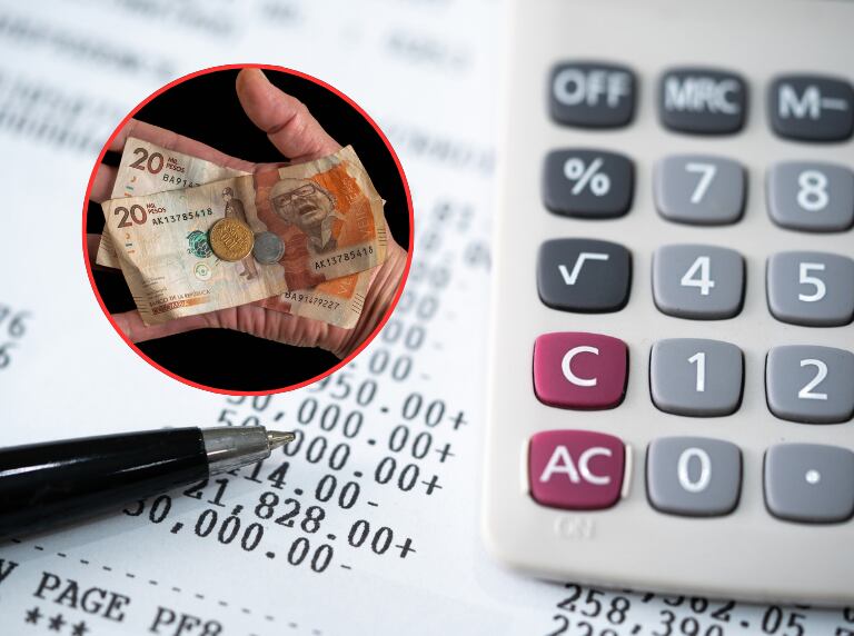 Calculadora con facturas debajo / Mano de un hombre con billetes colombianos (Getty Images)