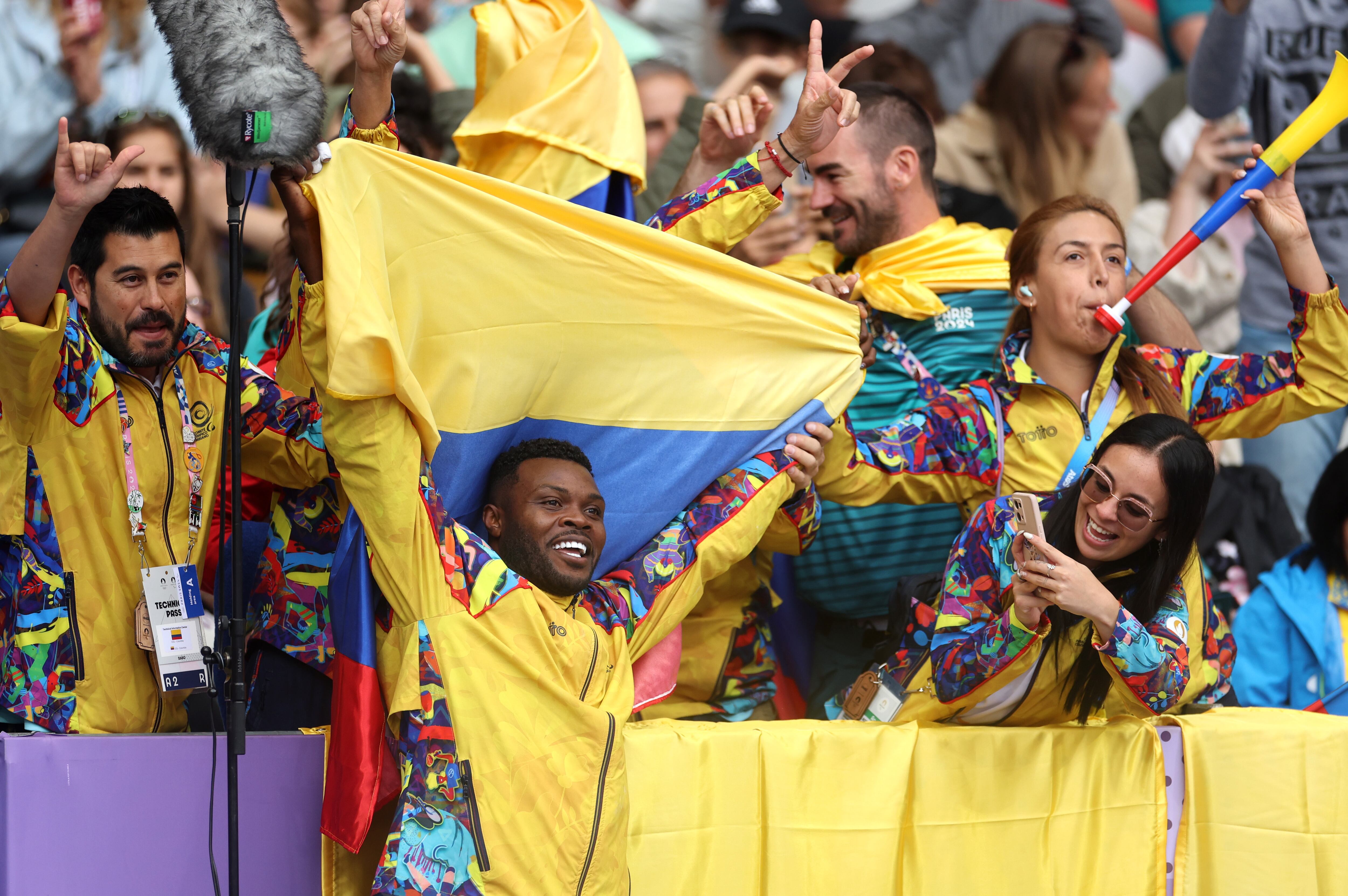 José Gregorio Lemos celebra junto a otros miembros de la delegación nacional su oro en los Juegos Paralímpicos. I Foto: Ezra Shaw/Getty Images.