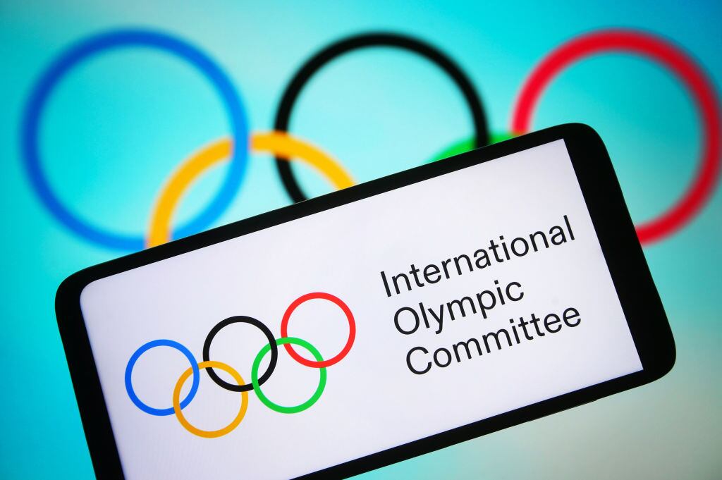 International Olympic Committee (IOC) logo. I Foto: Illustration by Pavlo Gonchar/SOPA Images/LightRocket via Getty Images.