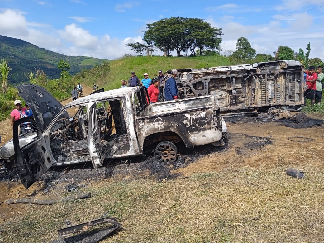 Vehículos incinerados en Buenos Aires, Cauca. Foto: Suministrada
