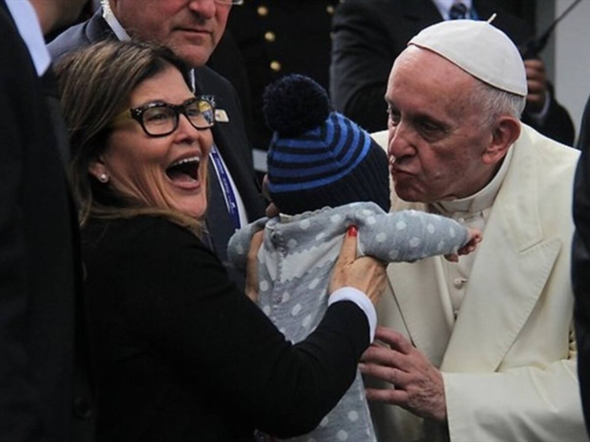 La mujer que evadió la seguridad del papa Francisco para presentarle a su nieto
