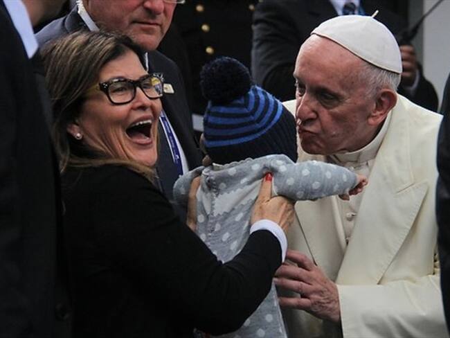 La mujer que evadió la seguridad del papa Francisco y le presentó a su nieto. Foto: Colprensa