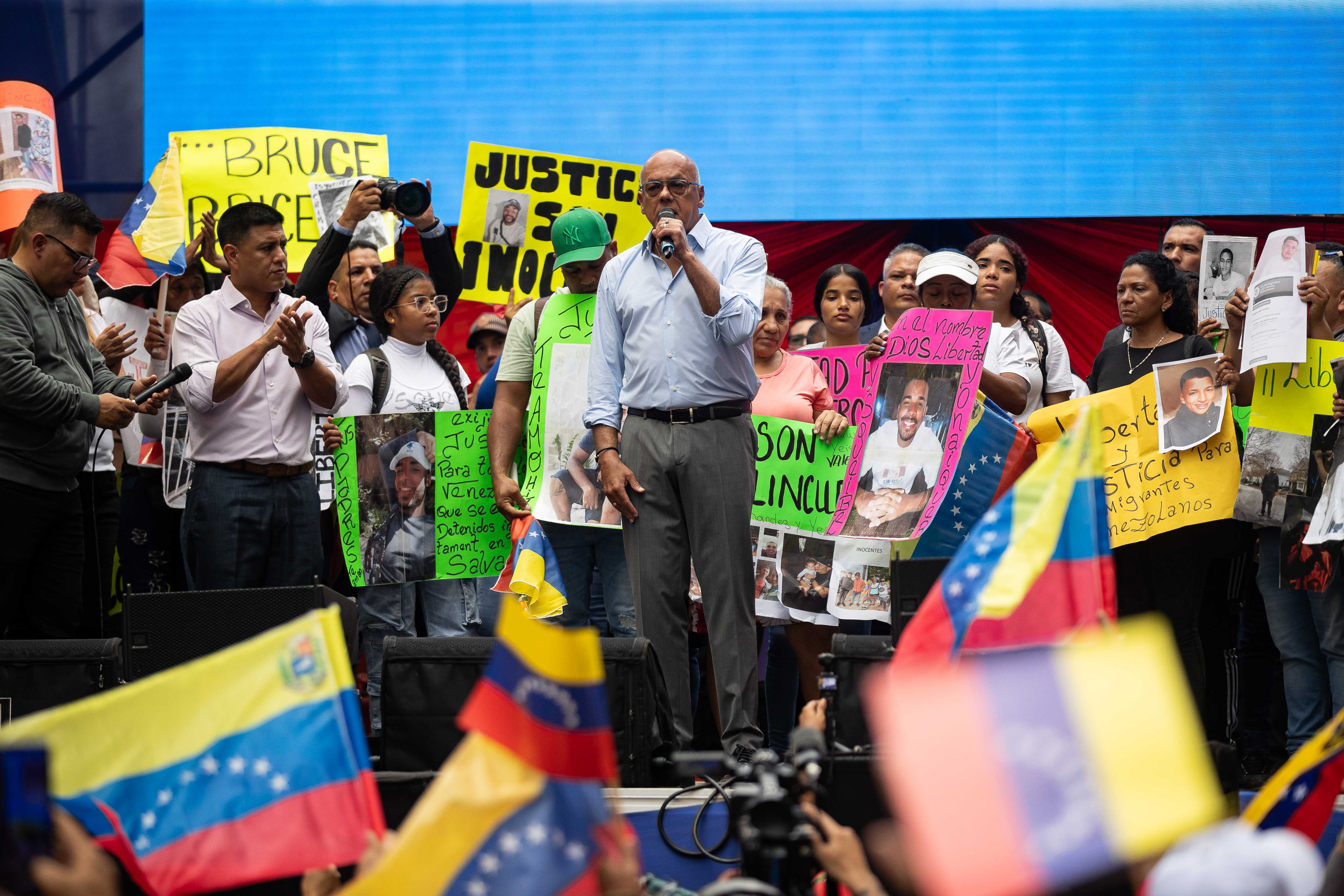 El presidente de la Asamblea Nacional (AN, Parlamento) de Venezuela, Jorge Rodríguez durante una marcha en defensa de los migrantes venezolanos. FOTO: EFE/ Ronald Peña R