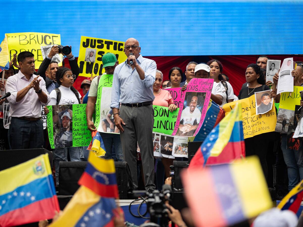 Jefe del Parlamento venezolano insiste en que migrantes están “secuestrados” por Bukele