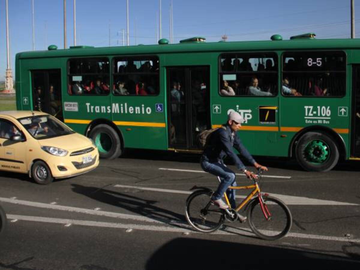 Choque entre dos alimentadores en el Portal 20 de Julio dejó 16 personas lesionadas