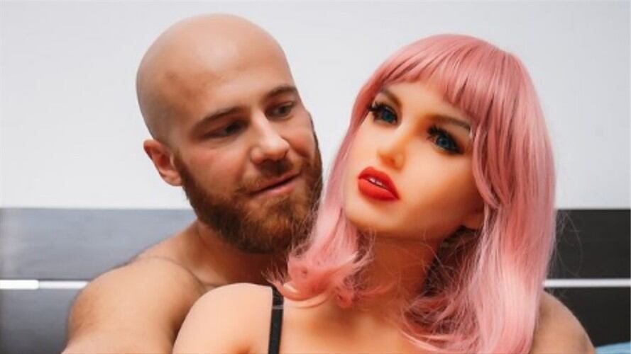 Fisicoculturista se casó con una muñeca de plástico. Foto: Instagram: @yurii_tolochko