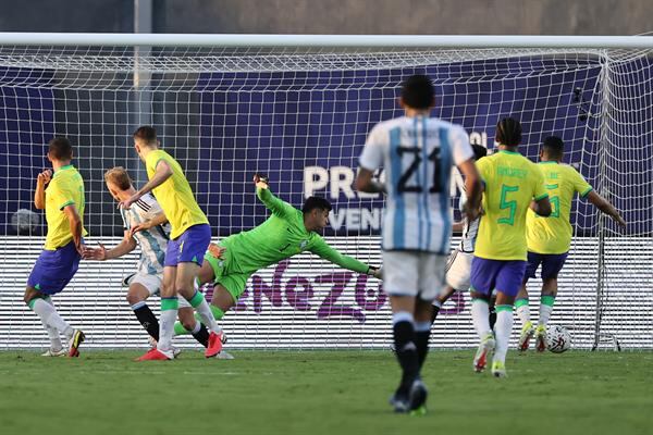 Luciano Gondou (2-i) de Argentina remata para anotar un gol ante Brasil hoy, en un partido del Torneo Preolímpico Sudamericano Sub-23 en el estadio Nacional Brígido Iriarte en Caracas (Venezuela). Foto: EFE/ Miguel Gutiérrez