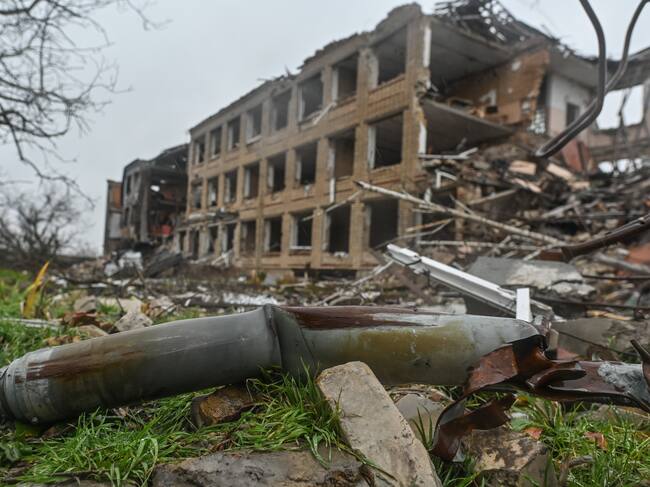 Vista de un proyectil 'Grad' en el terreno de la escuela destruida en Posad-Pokrovske, región de Kherson, Ucrania.