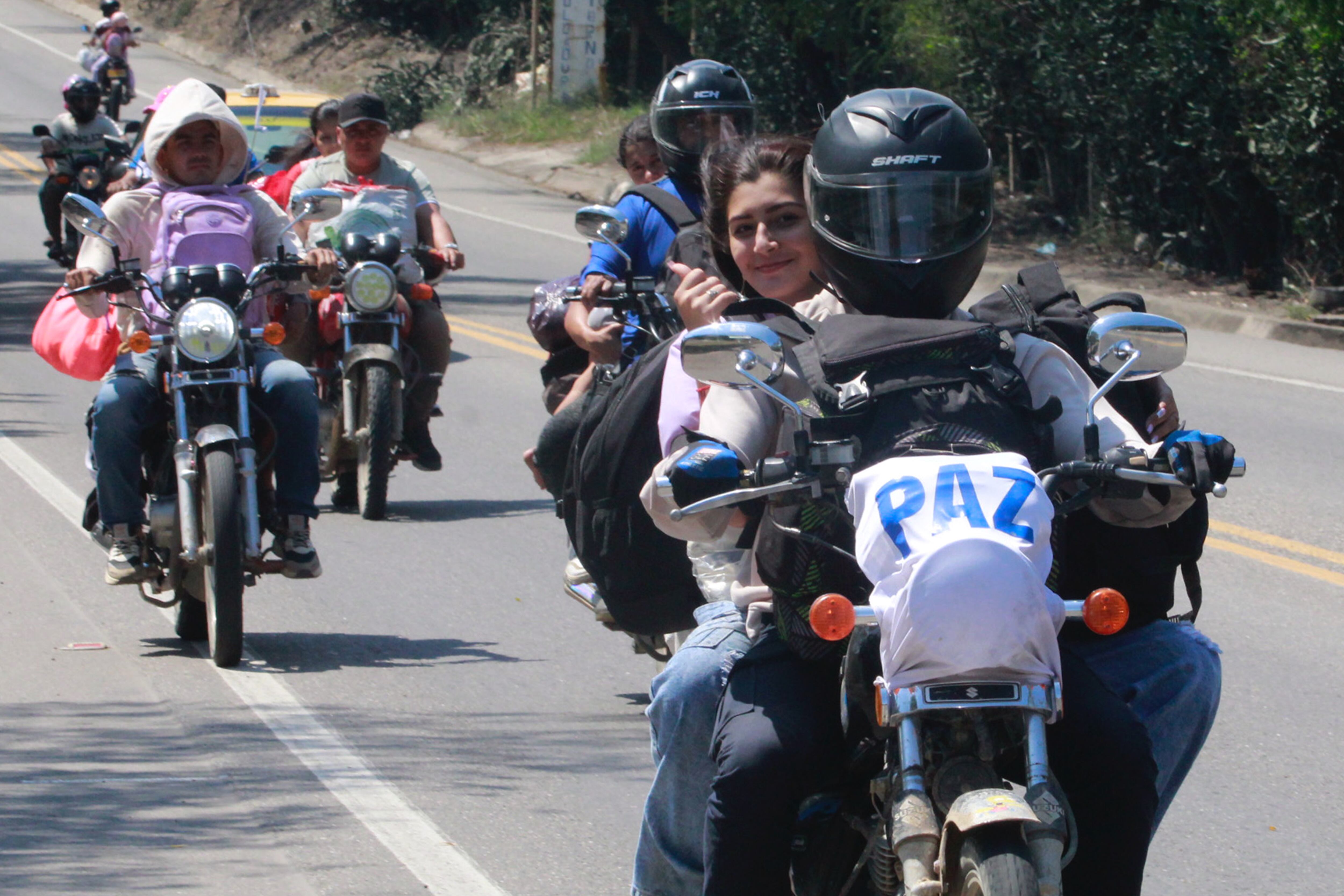 CÚCUTA (COLOMBIA), 19/01/2025.- Personas desplazadas por la violencia el Catatumbo se movilizan en una caravana de carros y motos con banderas y globos blancos, buscando llegar a Cúcuta.