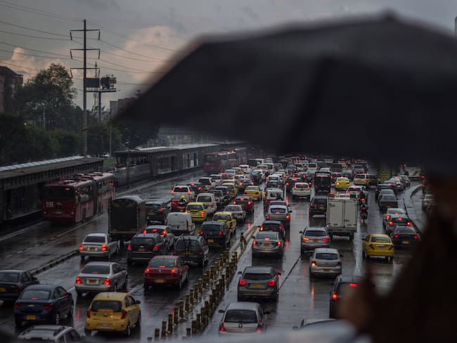 Imagen de referencia de tránsito en Bogotá. Foto: Getty Images.
