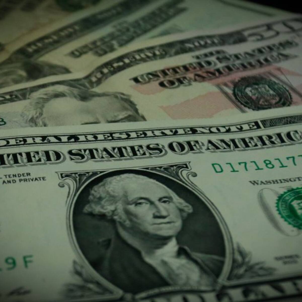 Dólar abre al alza este lunes: vuelve a tocar los $4.900