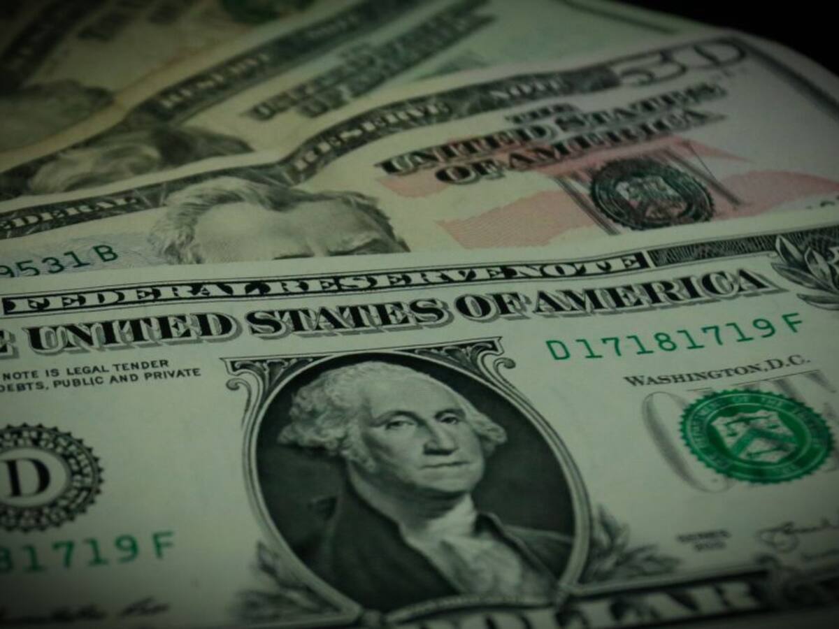 Dólar abre al alza este lunes: vuelve a tocar los $4.900