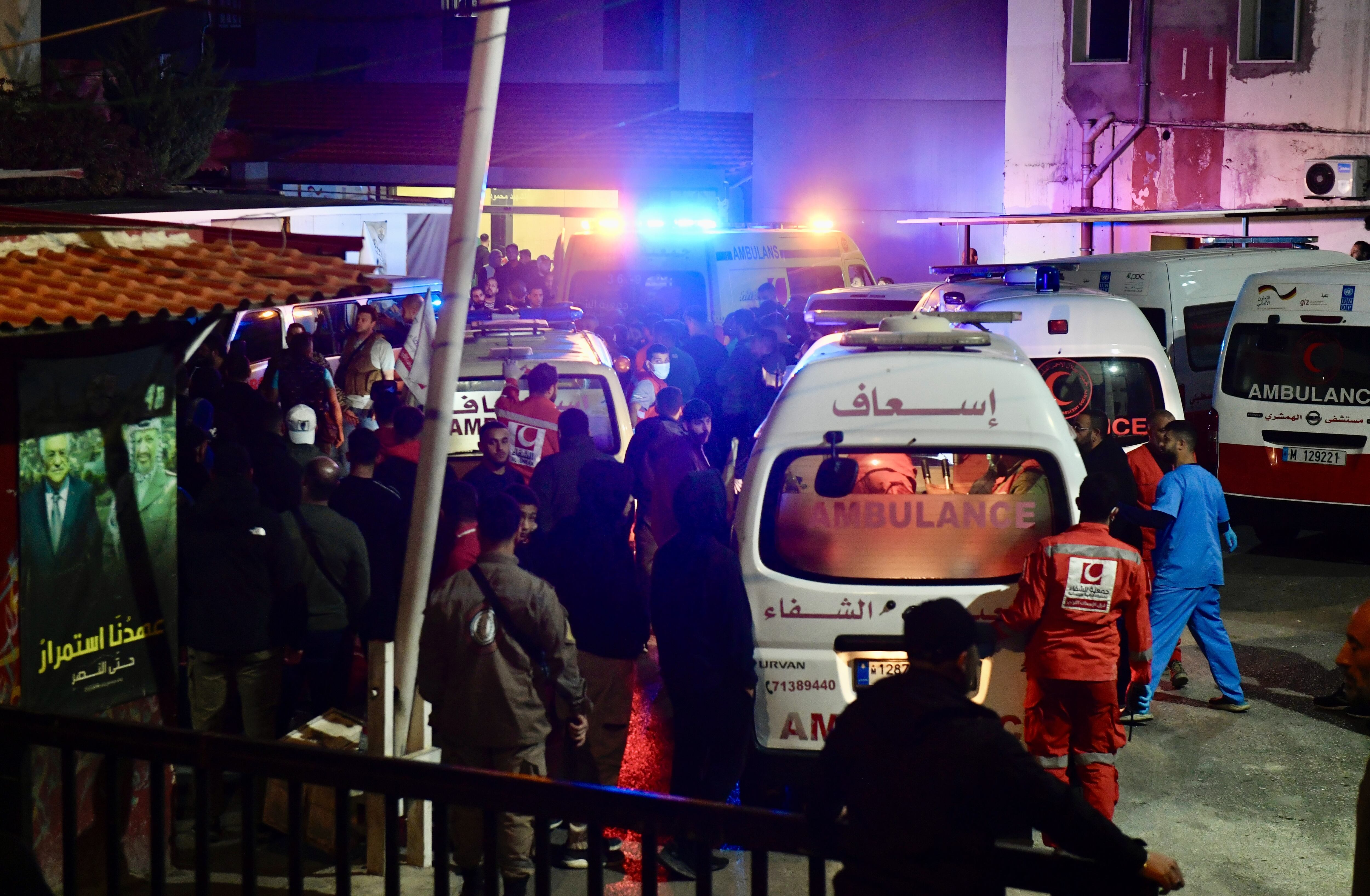 Los heridos y fallecidos en el ataque aéreo del ejército israelí contra el campo de refugiados palestinos de Ain al-Hilweh están siendo trasladados a hospitales en Saida, al sur del Líbano, el 18 de noviembre de 2025. FOTO: Houssam Shbaro/Getty Images