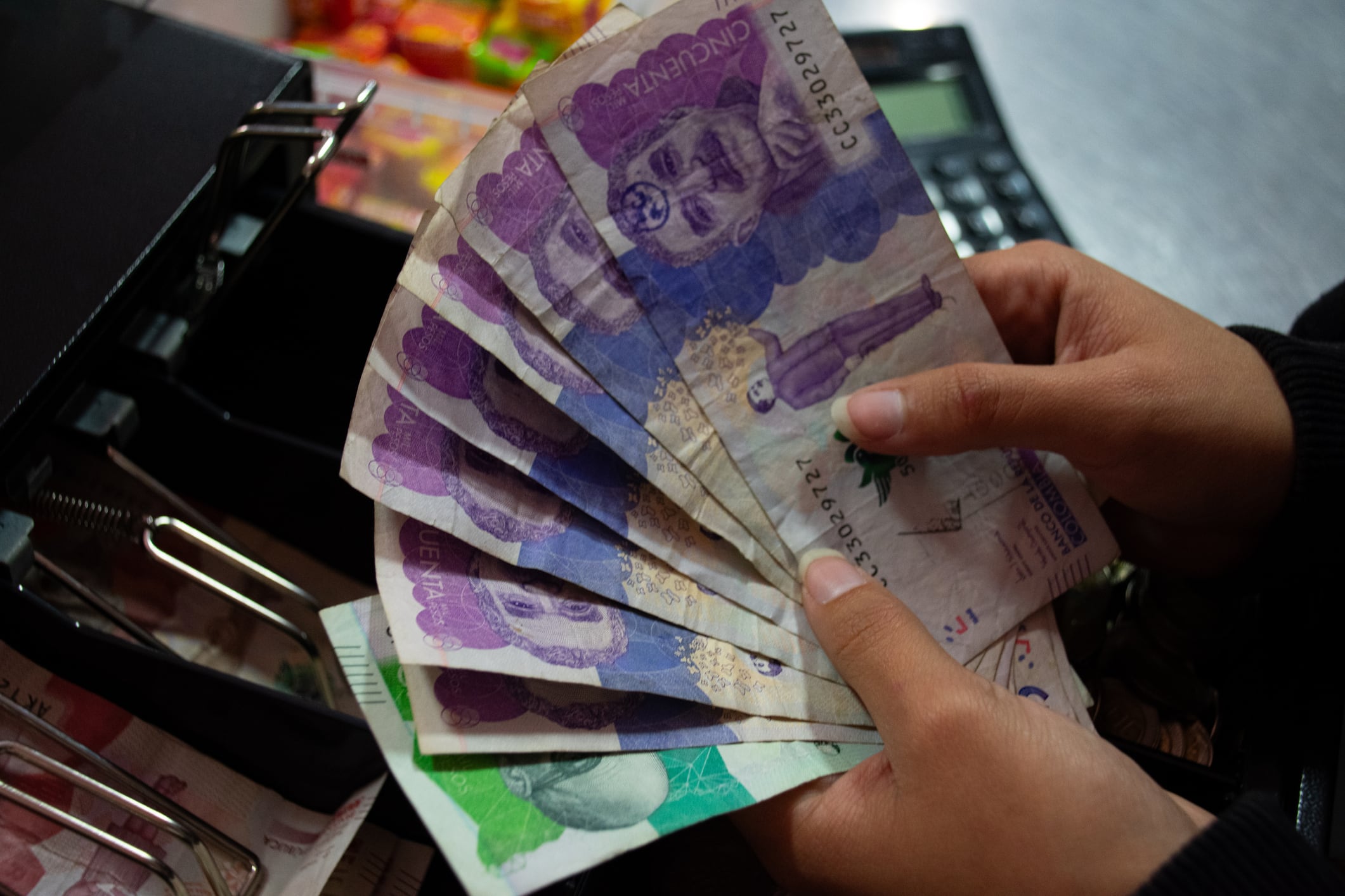 Imagen de referencia de pago del salario mínimo en Colombia. Foto: Getty Images.