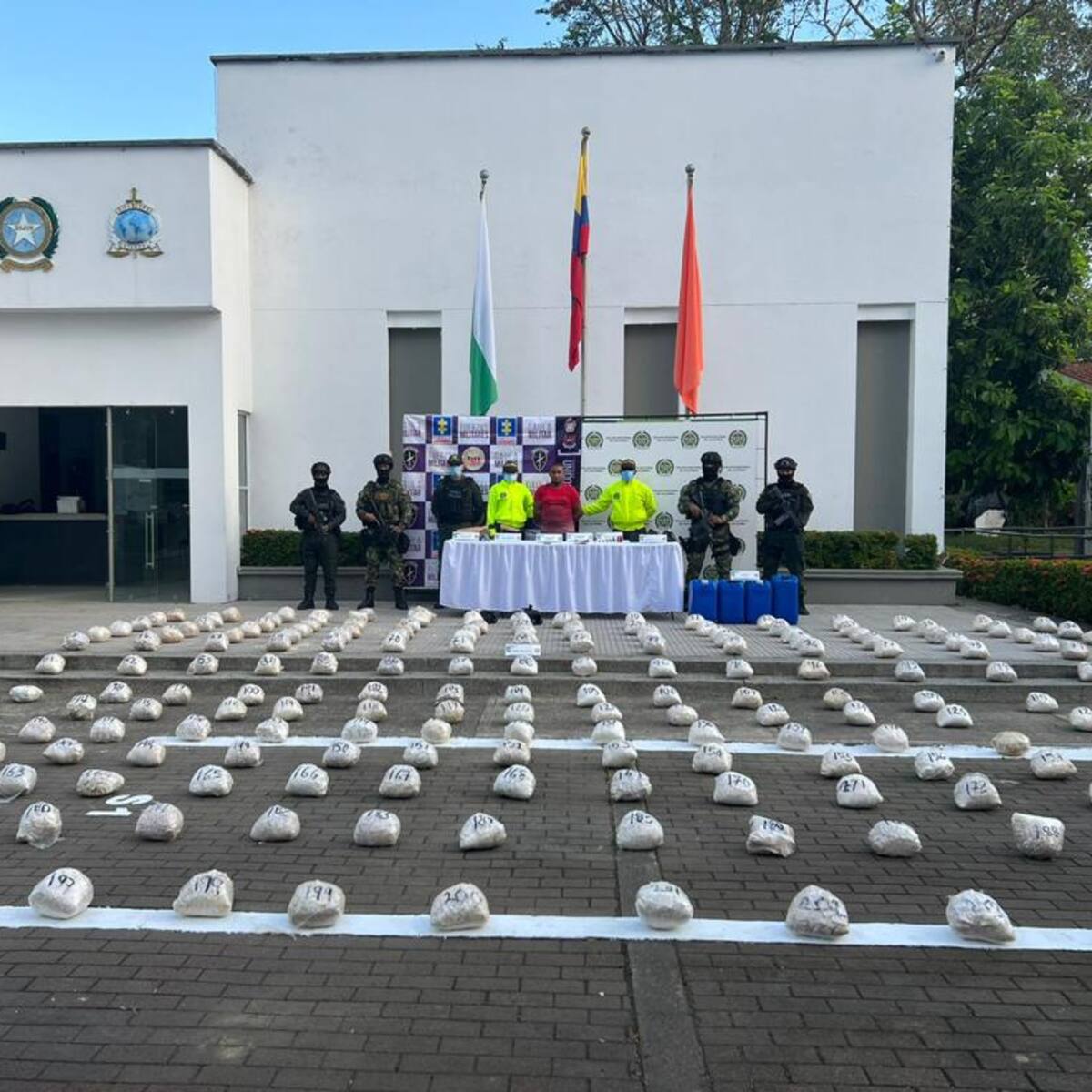 Ejército y Policía incautan cerca de 434 kg de pasta base de coca del Clan del Golfo