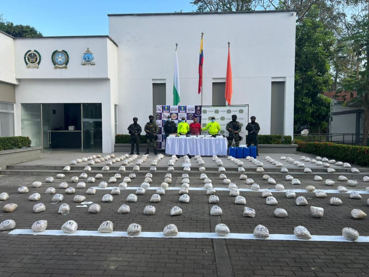 Ejército y Policía incautan cerca de 434 kg de pasta base de coca del Clan del Golfo