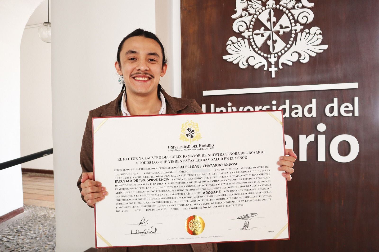 Alelí Gael Chaparro con su diploma de pregrado de la Universidad del Rosario. Foto: Cortesía