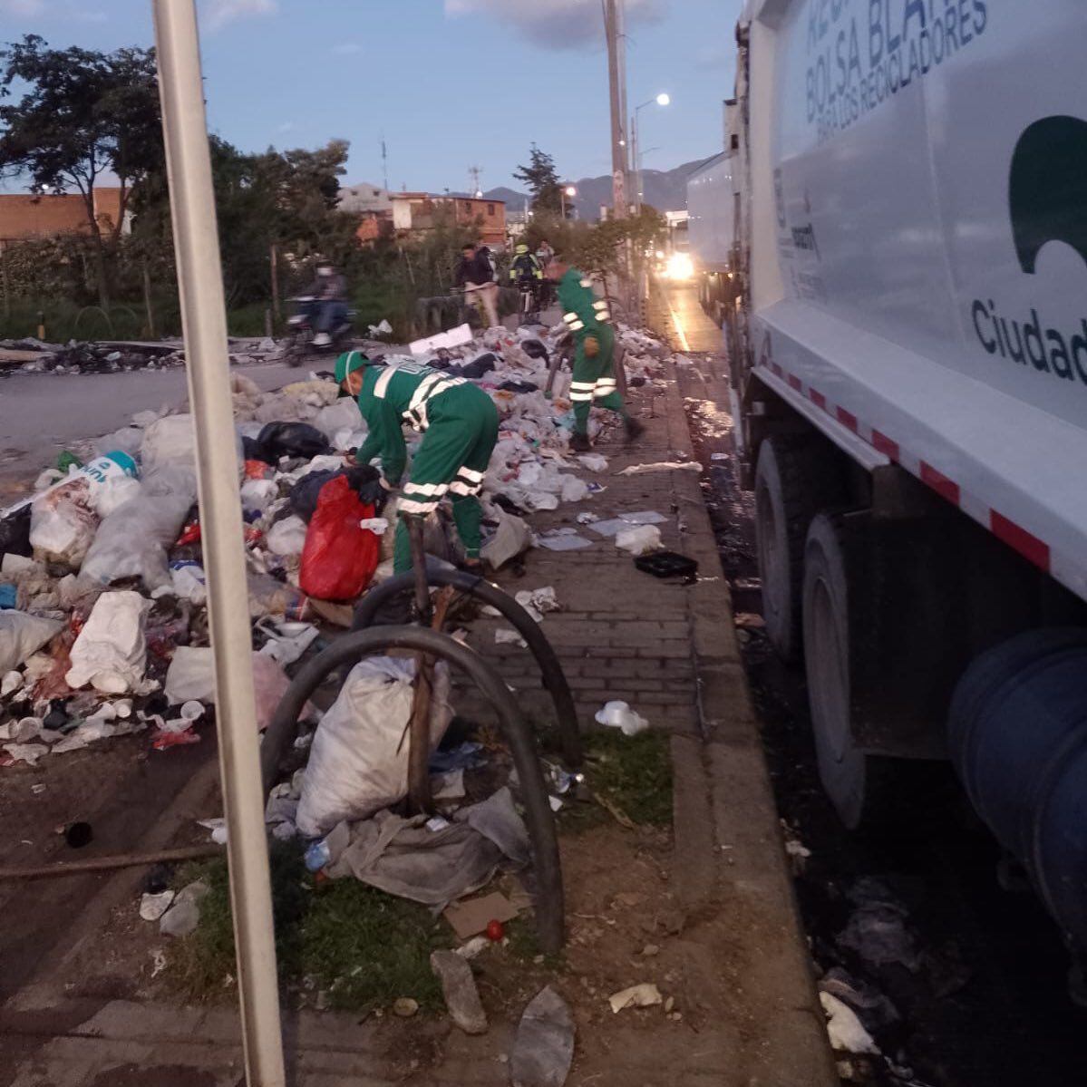 Basuras en el sur de Bogotá. Foto: @Uaesp