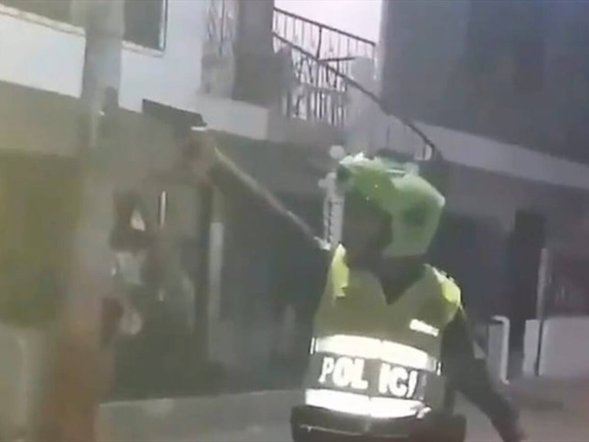Policía amenaza con su arma a ciudadanos que, al parecer, infringían la cuarentena en Cali