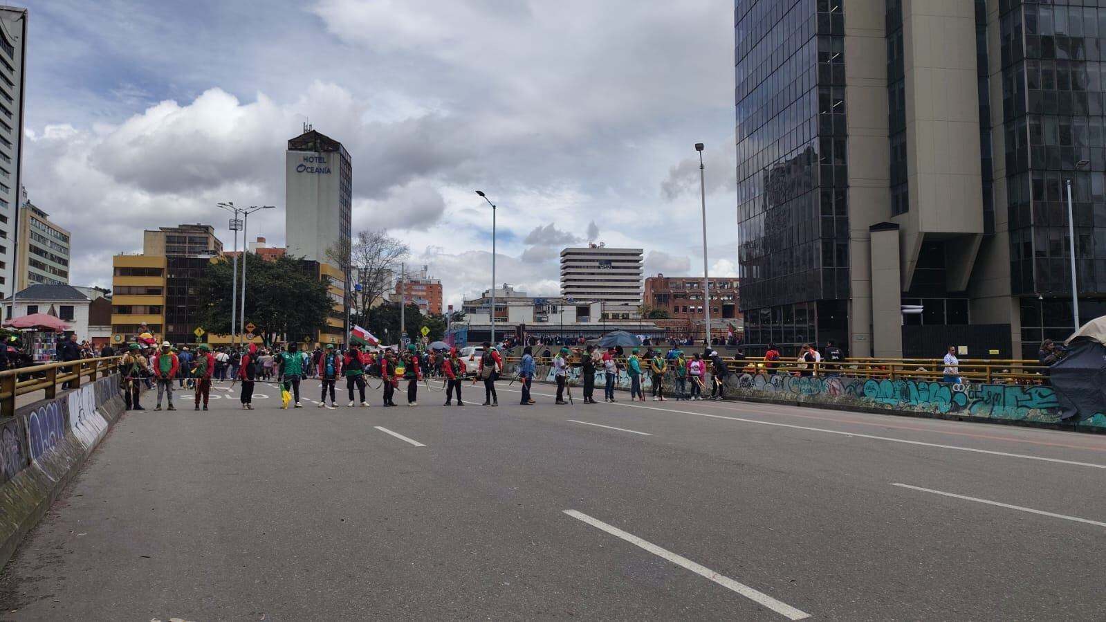 Minga Indígena bloqueó edificios en el centro de Bogotá: varios funcionarios quedaron atrapados. Foto: suministrada.