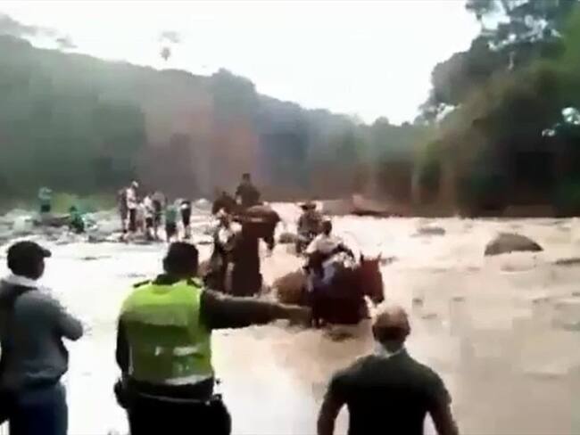Las labores de rescate se extendieron por varios minutos, mientras los uniformados lograban trasladar a caballo a los afectados de la zona. Foto: Policía Nacional