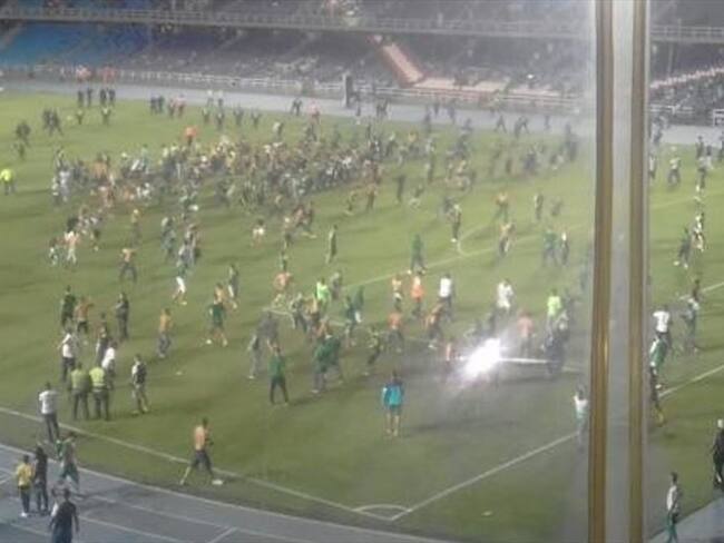Decenas de hinchas del Deportivo Cali y el América invadieron el terreno de juego del estadio Pascual Guerrero tras concluir el partido. Foto: Colprensa