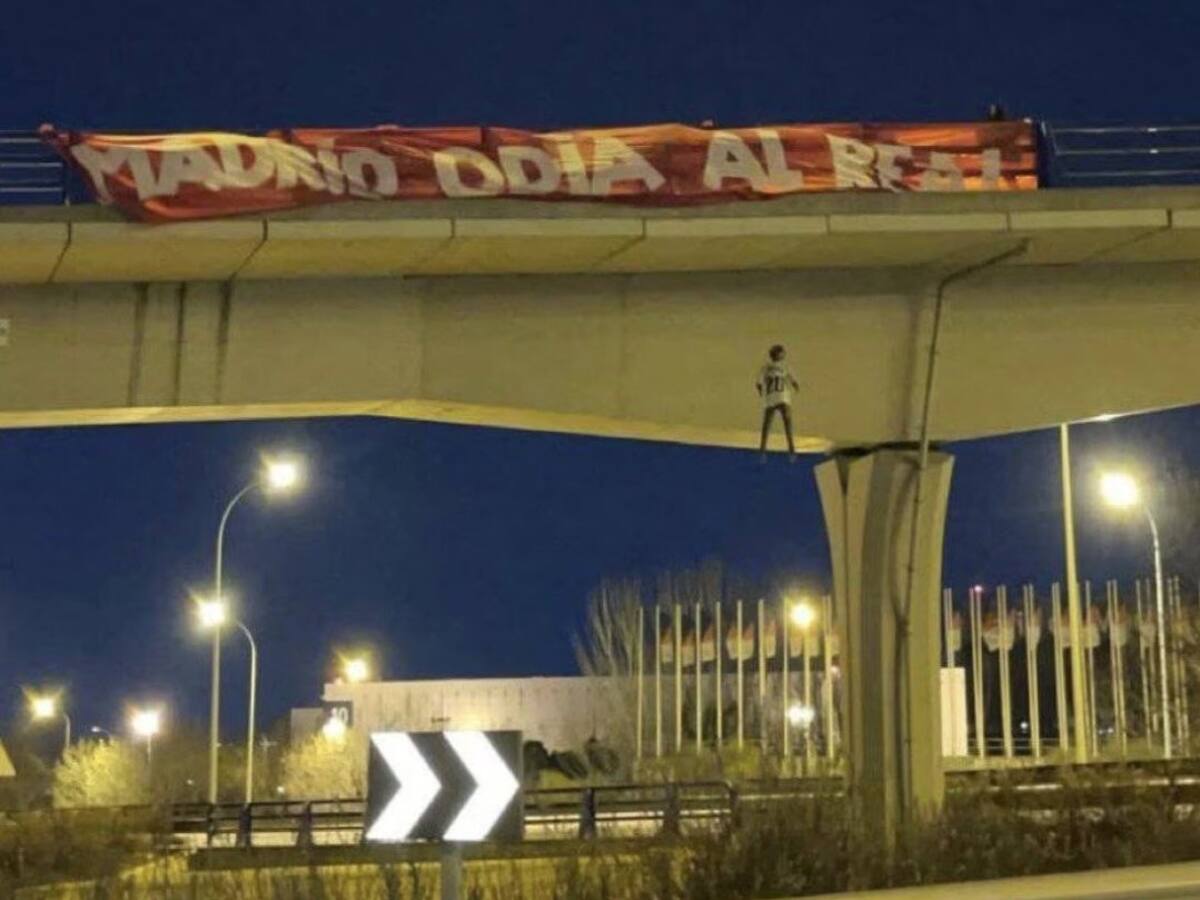 Muñeco con la camiseta de Vinicius aparece colgado de un puente