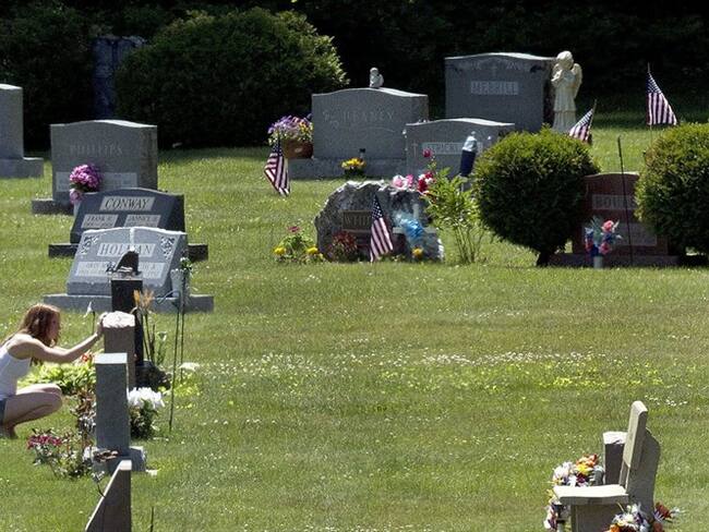 Esta foto del 17 de junio del 2016 muestra a Erika Marble visitando la tumba de Edward Martin III, quien fue prometido y padre de sus dos hijos, en Littleton, New Hampshire. Martin murió el 30 de novi. Foto: Associated Press - AP