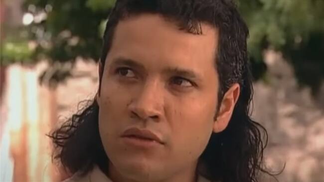 Así luce Manuel Orjuela, ‘Carlangas’ de Pedro el Escamoso, en la actualidad. Foto: Captura YouTube Cortonovelas TV