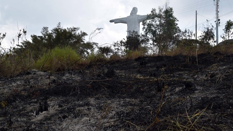 El cerro de Cristo Rey destruido por un voraz incendio tardará décadas en recuperarse. Foto: Bomberos de Cali