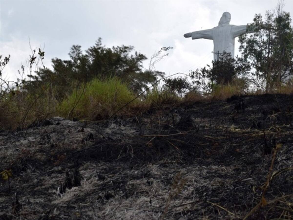 El cerro de Cristo Rey destruido por un voraz incendio tardará décadas en recuperarse