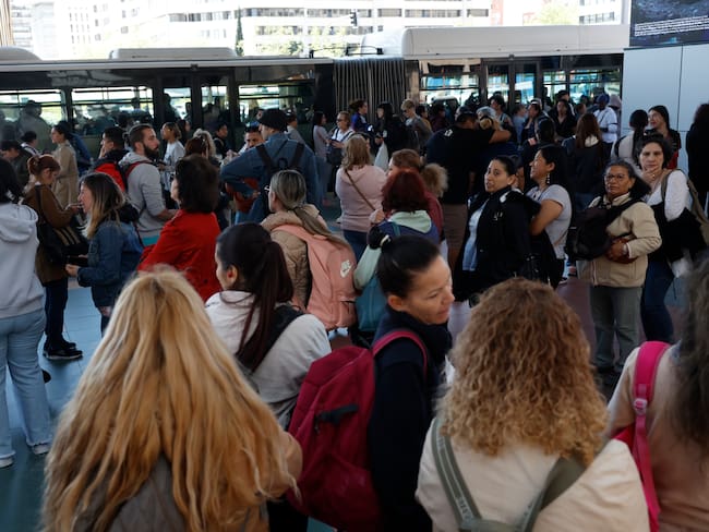 MADRID, 28/04/2025.- Usuarios se agolpan en el intercambiador de transporte público de Chamartín, en Madrid, tras registrarse un apagón a nivel peninsular este lunes. EFE/Juan Carlos Hidalgo