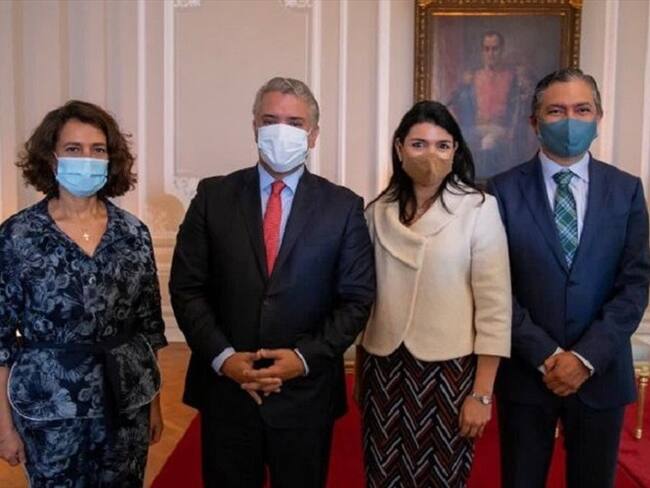 Maria Carmelina Londoño (tercera de izquierda a derecha) llega al Ministerio de Relaciones Exteriores para ocupar el cargo de viceministra de Asuntos Multilaterales. Foto: Proporcionada por Alejandra Uribe