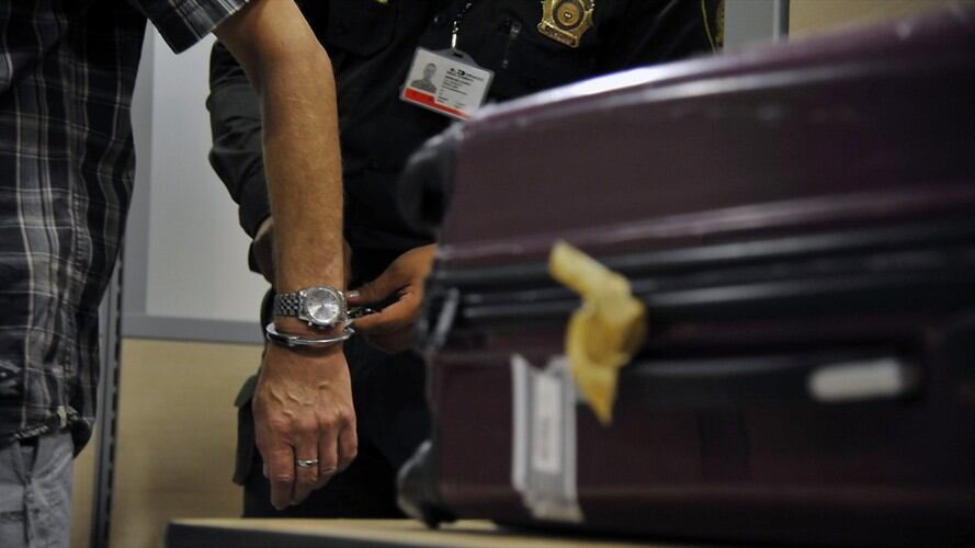 Los detenidos estarían involucrados en diferentes actividades que iban desde la compra y transporte de la droga hasta la búsqueda de documentos, maletas, ropa y otros elementos para los viajeros. Foto: Getty Images