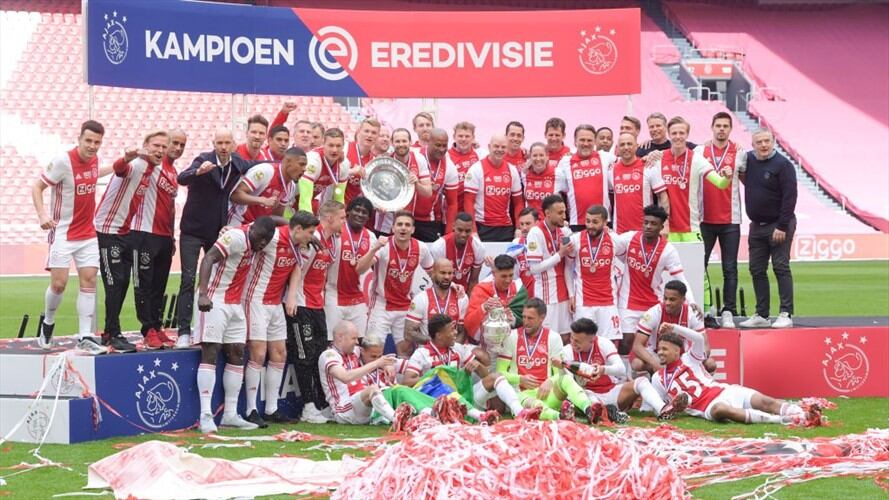 Ajax regala un pequeño trozo del trofeo de campeón a sus hinchas. Foto: Getty Images