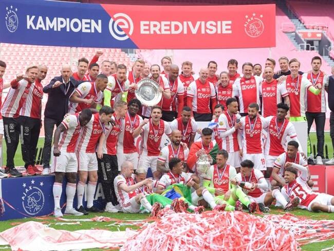 Ajax regala un pequeño trozo del trofeo de campeón a sus hinchas. Foto: Getty Images