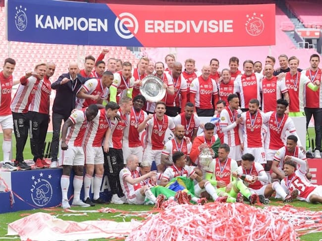 Ajax regala un pequeño trozo del trofeo de campeón a sus hinchas. Foto: Getty Images