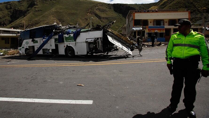 Hay un colombiano detenido por las autoridades de Ecuador debido al accidente del bus que dejó 24 personas heridas en Papallacta. Foto: Agencia EFE