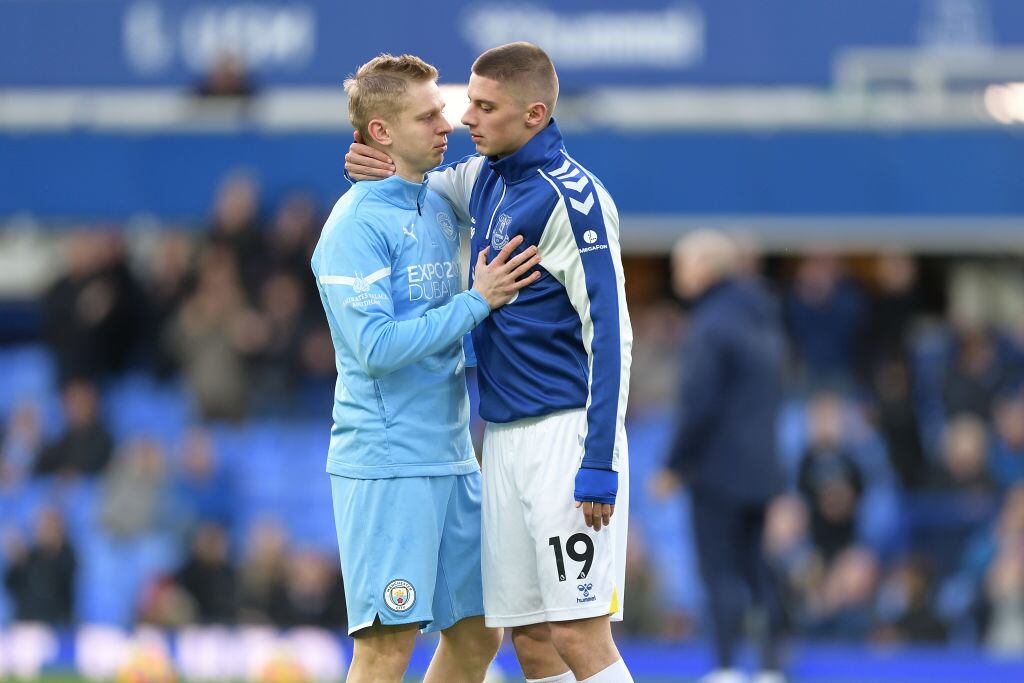 Vitalii Mykolenko (derecha) de Everton y Oleksandr Zinchenko de Manchester City / Tony McArdle/Everton FC / Getty Images
