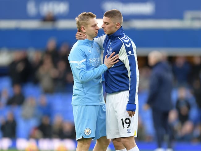Vitalii Mykolenko (derecha) de Everton y Oleksandr Zinchenko de Manchester City / Tony McArdle/Everton FC / Getty Images